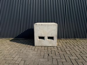 ballastblok, 1100 kg, 80x80x80, glad met lepelgaten en verz. hijsoog