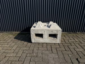 ballastblok, 550 kg, 80x80x40, met noppen, lepelgaten en verz. hijsoog