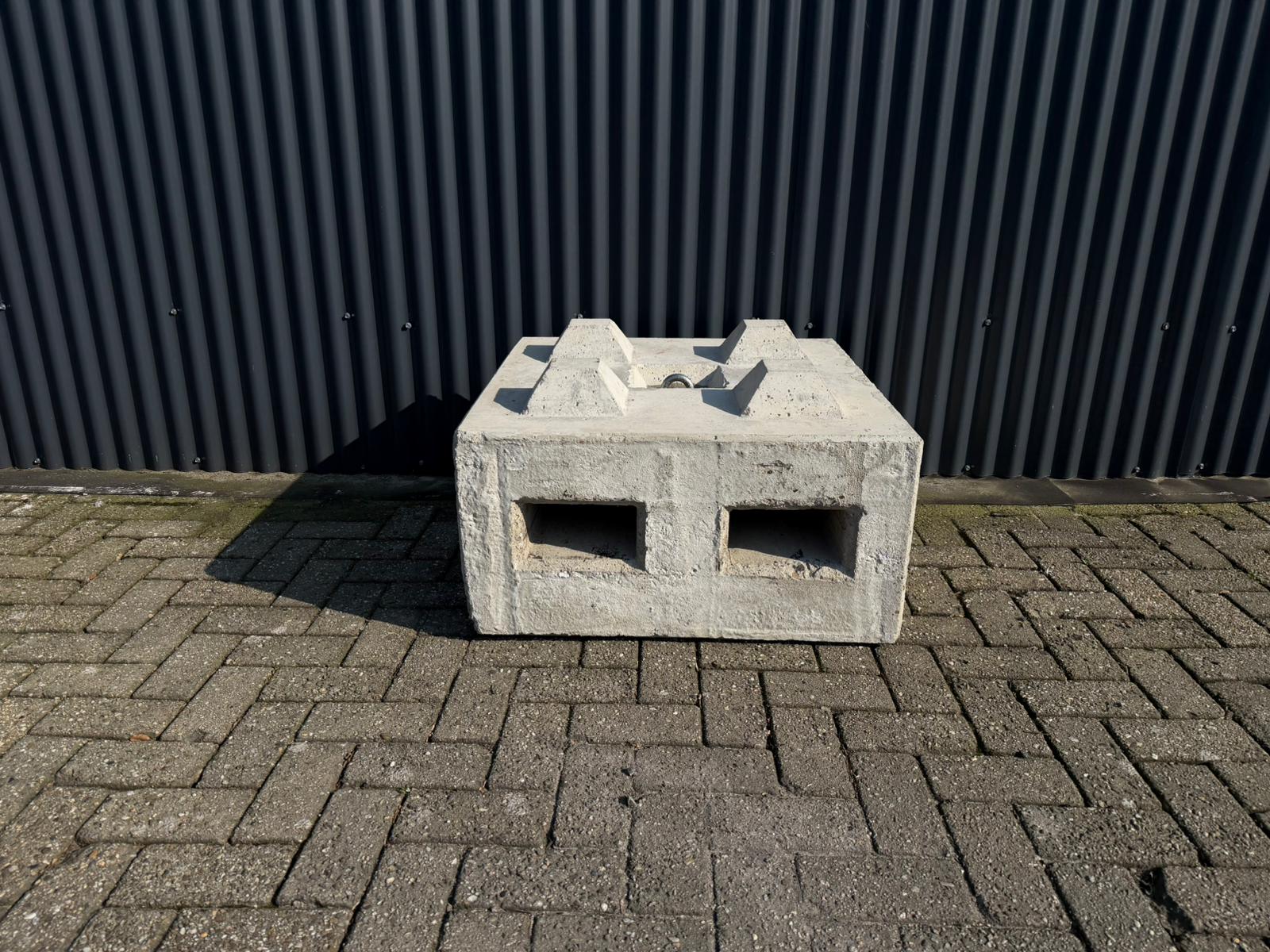 ballastblok, 550 kg, 80x80x40, met noppen, lepelgaten en verz. hijsoog